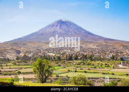 Volcan Misti dormant au-dessus des rues et des maisons de la ville péruvienne d'Arequipa, Pérou Banque D'Images