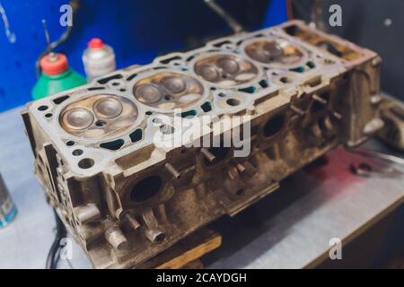 Entretien de la valve du moteur.le bloc-cylindres du moteur quatre cylindres. Véhicule à moteur démonté pour réparation. Banque D'Images