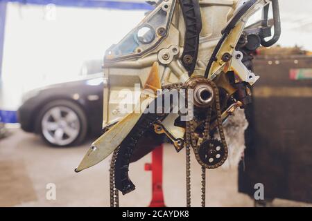 Entretien de la valve du moteur.le bloc-cylindres du moteur quatre cylindres. Véhicule à moteur démonté pour réparation. Banque D'Images