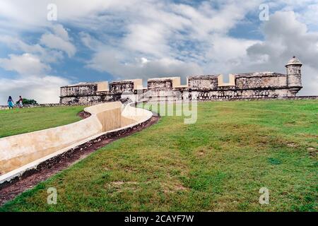 Fuerte de San Miguel; Campeche, Mexique. Image de film vintage - environ 1990; personnes non identifiables dans la distance. Banque D'Images