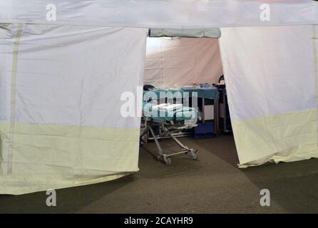 Tente d'hôpital vide pour les premiers SOINS, une unité médicale mobile pour les patients souffrant du virus Corona. Salle de camp intérieure pour les personnes infectées Covid-19. Banque D'Images