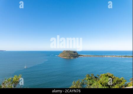 Vue sur Barrenjoey Head depuis West Head Lookout sur une après-midi d'hiver ensoleillé Banque D'Images