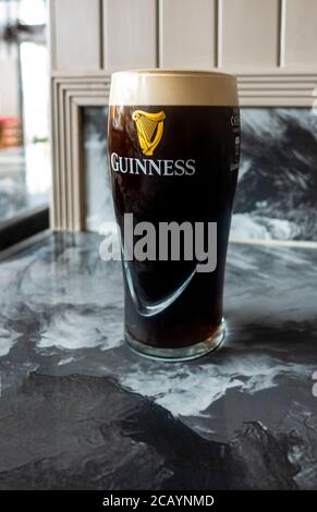 Une pinte de Guinness Banque D'Images