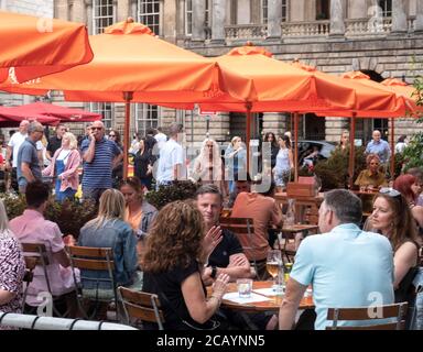 Les gens apprécient un déjeuner en plein air sur Castle Street à Liverpool Centre-ville Banque D'Images