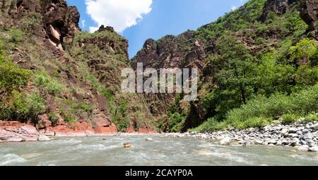 Rivière var et pierres rouges au fond du canyon de Daluis ou de la gorge de Daluis. Alpes Maritimes, France pendant l'été Banque D'Images