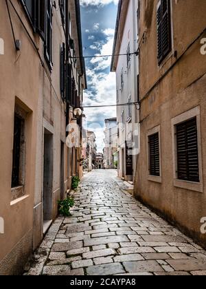 POREC, CROATIE - 6/20/2020: Rue vide sans personne. Isolement pandémique Covid-19. Une scène symbolique de nombreuses villes d'Europe pendant le coronavirus. Banque D'Images