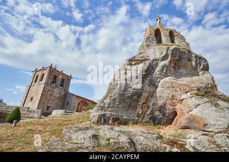 Iglesia parroquial San Pedro Apóstol dans le village de Hacinas dans la province de Burgos, Espagne Banque D'Images