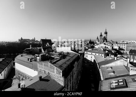 Vue de dessus du centre-ville ancien, Cracovie, Pologne. Photo en noir et blanc. Banque D'Images