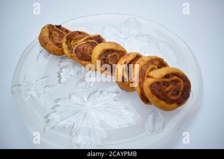 Pinwheel samosa en-cas indien, fait à partir de divers farines fourrées de pommes de terre alu roulées, coupées et frites profondes Aloo bhakarwadi également appelé Pinwheel samo sec Banque D'Images