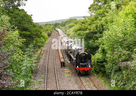 Pontycun, pays de Galles - juillet 2020 : la machine à vapeur Tornado tire un long train lors d'une excursion du sud-ouest de l'Angleterre vers l'ouest du pays de Galles Banque D'Images