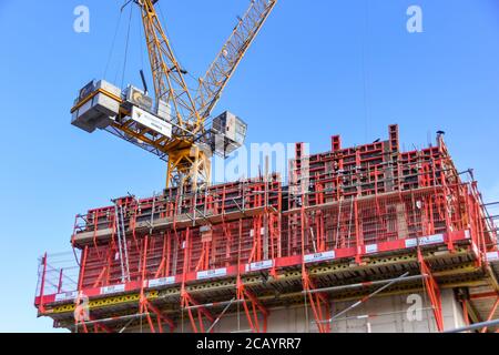 PONTYPRIDD, Pays de Galles - Octobre 2018 : au-dessus de la grue à tour de coffrage en acier et supporte la fonction de l'ascenseur en béton d'un nouveau bâtiment sur un site Banque D'Images