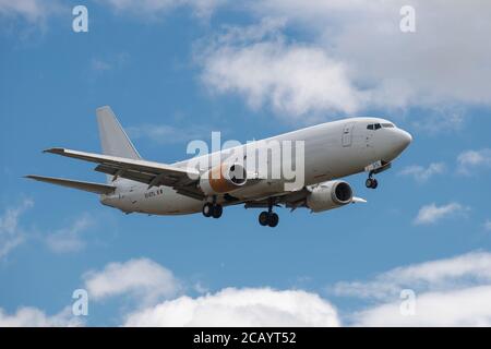 Un aperçu général de l'ASL Airlines Ireland Boeing 737-42C(SF) EI-STL sur son approche finale à l'aéroport East Midlands. Dimanche 26 juillet 2020. (Crédit : Jon Hobley | MI News) Banque D'Images