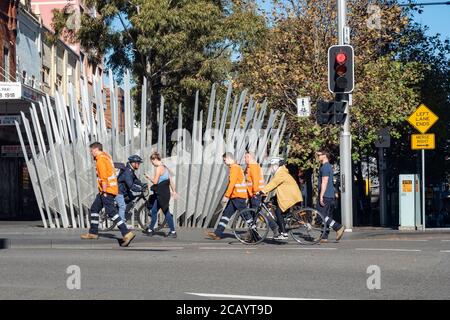 Sydney NSW Australie - 7 juillet 2019 - travailleurs et Piétons Crossing Busy intersection lors d'un après-midi ensoleillé d'hiver Banque D'Images