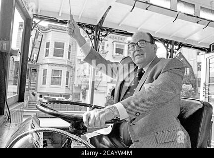 Arnold Gridley à bord d'un de ses téléphériques motorisés à San Francisco, en Californie, en avril 1982 Banque D'Images