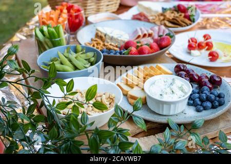 Table de fête avec trempettes fruits Cracker Banque D'Images