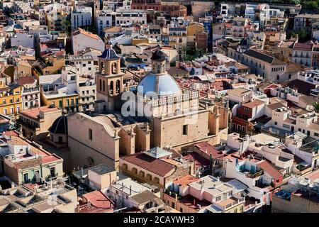 Cocathédrale de San Nicolás avec son dôme carrelé de bleu vu depuis les airs de la vieille ville, Alicante, Espagne Banque D'Images
