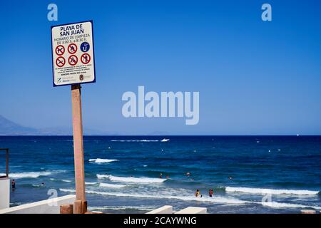 Signe en espagnol montrant les horaires et les règles pour San Juan Beach Alicante, Espagne, Europe, juillet 2020 Banque D'Images