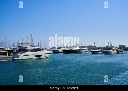 Rangée de yachts à moteur blancs et mâts de voiliers dans la marina d'Alicante, Espagne Banque D'Images