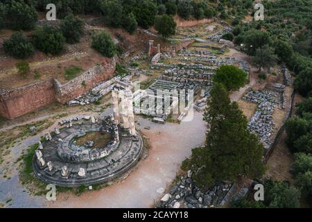 Ruines du temple d'Athena Pronaia dans l'ancienne ville grecque de Delphes, Grèce Banque D'Images