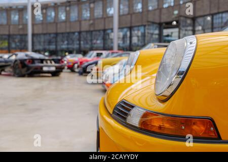 Sélection de phares et de capot de voiture de sport Porsche de luxe vintage jaune au Classic mise à Düsseldorf, Allemagne. Banque D'Images