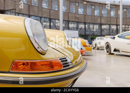 Sélection de phares et de capot de voiture de sport Porsche de luxe vintage jaune au Classic mise à Düsseldorf, Allemagne. Banque D'Images