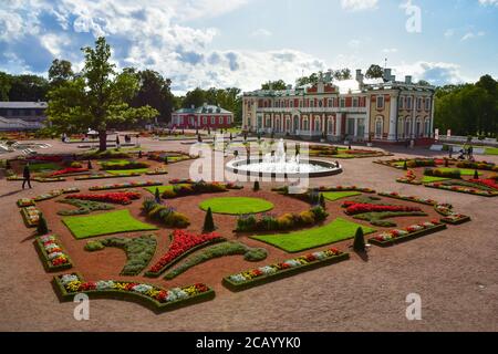 Jardins du palais Kadriorg, palais de style baroque construit pour Catherine I de Russie par Pierre le Grand à Tallinn, Estonie Banque D'Images