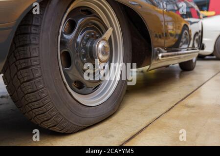 Vue à angle bas et mise au point sélective sur les pneus plats de la roue et de la voiture d'époque. Banque D'Images