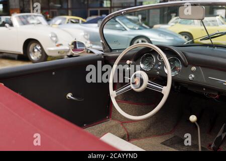 L'accent a été sélectionné au salon Porsche logo on Steering wheel classique intérieur et vintage des voitures sport Porsche au Classic Remise à Düsseldorf, en Allemagne. Banque D'Images