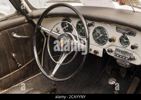 L'accent a été sélectionné au salon Porsche logo on Steering wheel classique intérieur et vintage des voitures sport Porsche au Classic Remise à Düsseldorf, en Allemagne. Banque D'Images