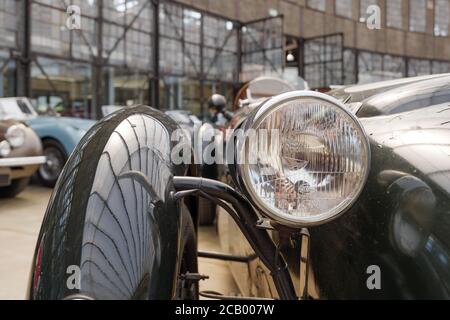 Une attention particulière aux détails du phare et de l'aile d'une vieille voiture de luxe classique et vintage noire lors du Classic Remise à Düsseldorf, en Allemagne. Banque D'Images