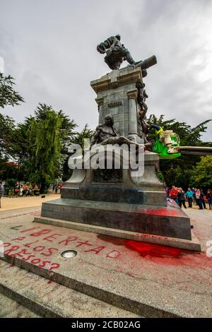 Mémorial de Ferdinand Magellan à Punta Arenas vandalisé avec fake sang pendant les manifestations Banque D'Images