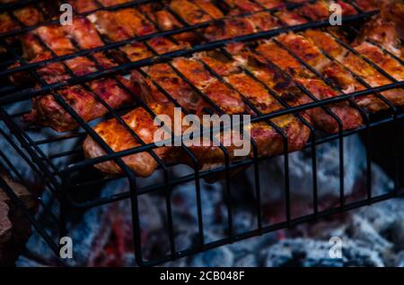 le barbecue est préparé sur le gril. Fumée du feu. Banque D'Images