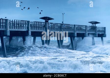 De grandes vagues s'écrasont sur les jetées de la jetée de Jacksonville Beach, tandis que la tempête tropicale Isaias passe par la côte nord-est de la Floride. (ÉTATS-UNIS) Banque D'Images