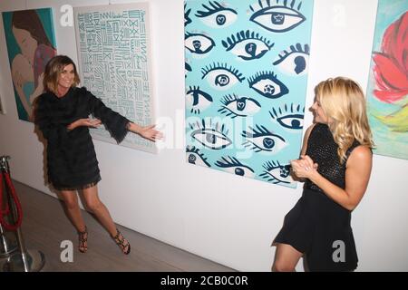 Kylie Gillies et Natalie Bassingthwaighte assistent à la vitrine de création Twinings à la galerie Olsen Irwin, Woollahra. Banque D'Images