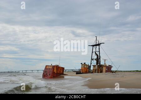 Le chalutier de pêche Ocean Pursuit coincé sur la plage au large de Oregon Inlet à Nags Head, NC le 1er mars 2020 et 5 mois plus tard, s'enfonce dans la plage. Banque D'Images