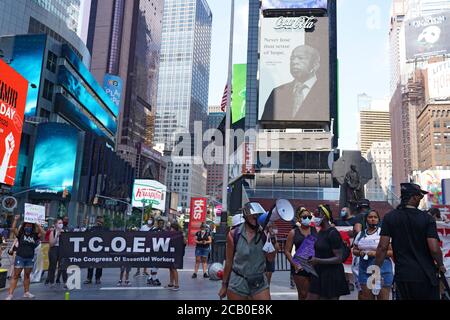 NEW YORK, NY - 09 AOÛT : les manifestants se rassemblent à Times Square pour marcher dans le centre-ville via la Henry Hudson Parkway le 9 août 2020 à New York. Banque D'Images