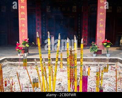 Gros plan bâtonnets d'Encens avec fumée au temple chinois de Guanyu. Luoyang City, province de Henan, Chine, 14 octobre 2018. Banque D'Images