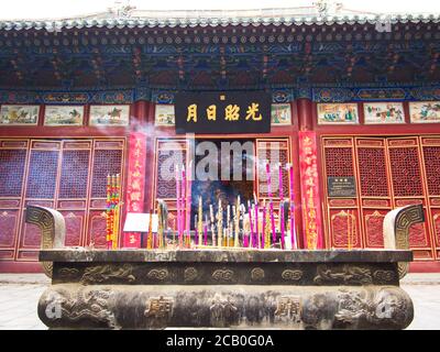 Gros plan bâtonnets d'Encens avec fumée au temple chinois de Guanyu. Luoyang City, province de Henan, Chine, 14 octobre 2018. Banque D'Images