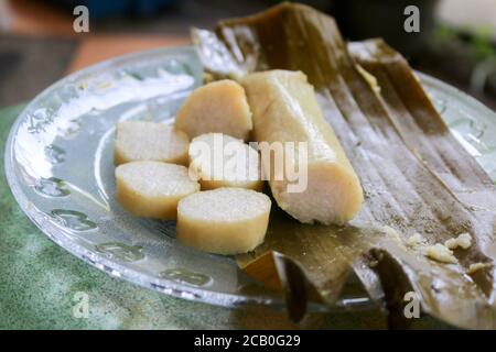 Photo de gros plan de gâteau de riz ou communément appelé lontong, nourriture traditionnelle enveloppée dans une feuille de banane du centre de Java indonésie sur une assiette Banque D'Images