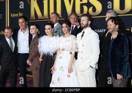 LOS ANGELES - 14 NOVEMBRE : Rian Johnson, Michael Shannon, Jaeden Martell, Daniel Craig, Katherine Langford, Don Johnson, Ana de Armas, Chris Evans, Jamie Lee Curtis, RAM Bergman à la première 'Knives Out' au Village Theatre le 14 novembre 2019 à Westwood, CA Banque D'Images