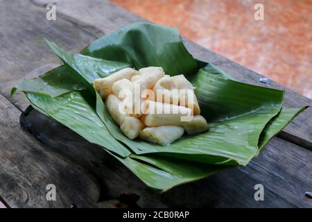 Tapai ou Tape ou Peuyeum sont des en-cas alimentaires traditionnels d'indonésie, faits de manioc fermenté. Servi sur une feuille de banane Banque D'Images