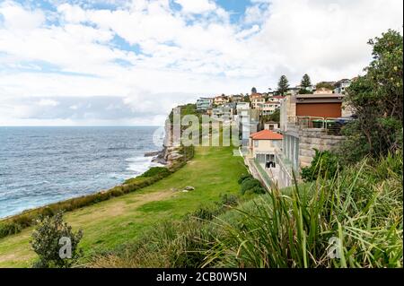 Sydney NSW Australie - 27 mai 2020 - Big Grass Zone sur la falaise dans le Vaucluse et quelques bâtiments et maisons et l'arrière-plan de l'océan sont flous Banque D'Images