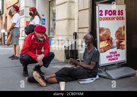 Curtis Sliwa, fondateur des Guardian Angels, parle à un homme non protégé tout en patrouillant le Upper West Side à New York le 9 août 2020. Le quartier a connu une augmentation de la criminalité et de la drogue après que les hôtels ont été transformés en refuges pour sans-abri. (Photo de Gabriele Holtermann/Sipa USA) crédit: SIPA USA/Alay Live News Banque D'Images