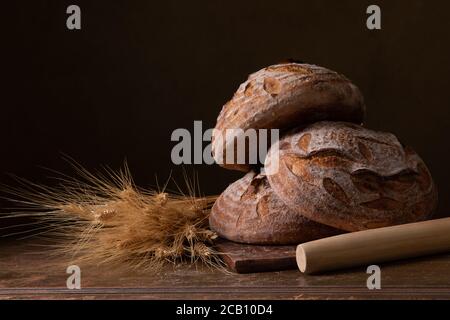 Pain de levain fraîchement cuit avec décoration florale Banque D'Images