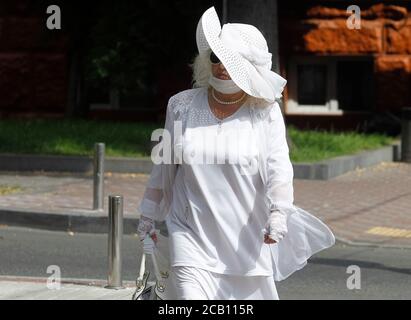 Kiev, Ukraine. 09e août 2020. Une femme portant un masque facial comme mesure préventive marche dans la rue.le nombre de cas de coronavirus COVID-19 a augmenté rapidement, augmentant de près de 2.5 fois au cours de l'été en Ukraine. Crédit : SOPA Images Limited/Alamy Live News Banque D'Images