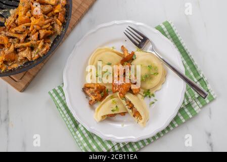 Raviolis italiens faits maison avec chanterelles fraîches grillées Banque D'Images