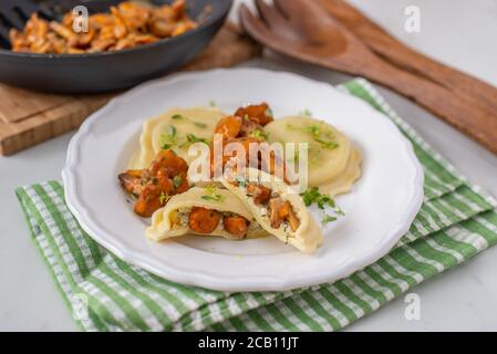 Raviolis italiens faits maison avec chanterelles fraîches grillées Banque D'Images