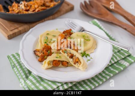 Raviolis italiens faits maison avec chanterelles fraîches grillées Banque D'Images