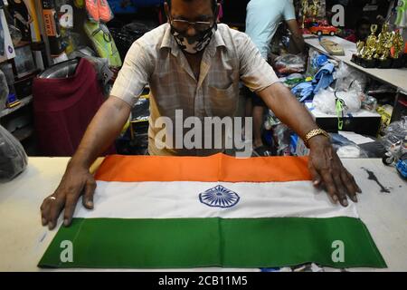 Kolkata, Inde. 09e août 2020. Un vendeur présentant le drapeau national de l'Inde aux clients pour la prochaine célébration de l'indépendance à Kolkata. (Photo de Sudipta Das/Pacific Press) crédit: Pacific Press Media production Corp./Alay Live News Banque D'Images