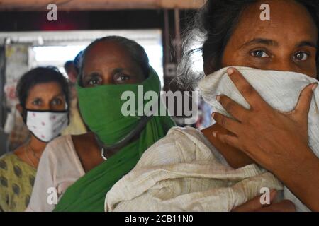 Kolkata, Inde. 09e août 2020. Personnes en attente pour obtenir des aliments dans un camp de don de nourriture pendant cette période pandémique à Kolkata (photo de Sudipta Das/Pacific Press) crédit: Pacific Press Media production Corp./Alay Live News Banque D'Images